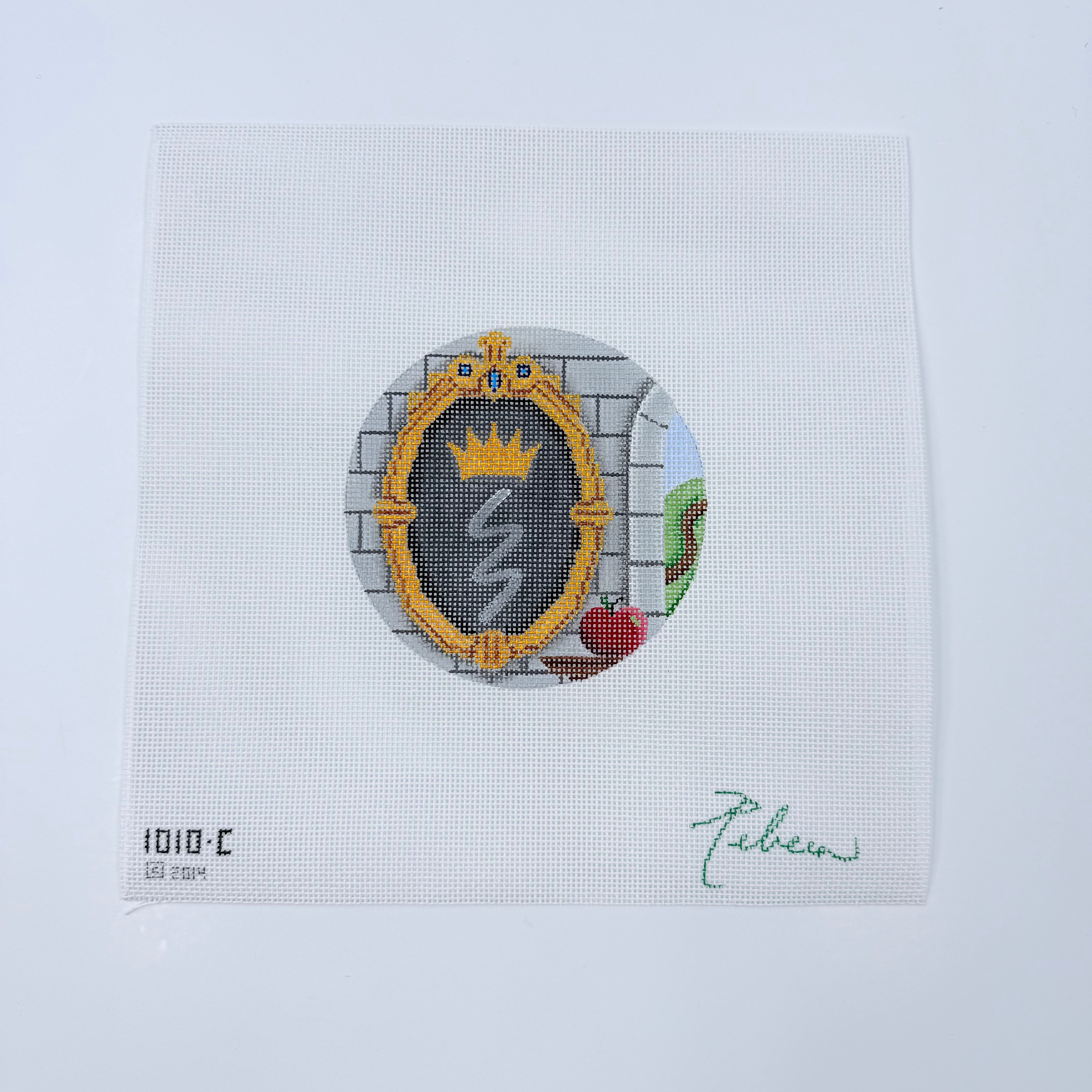 Snow White Round Canvas - KC Needlepoint